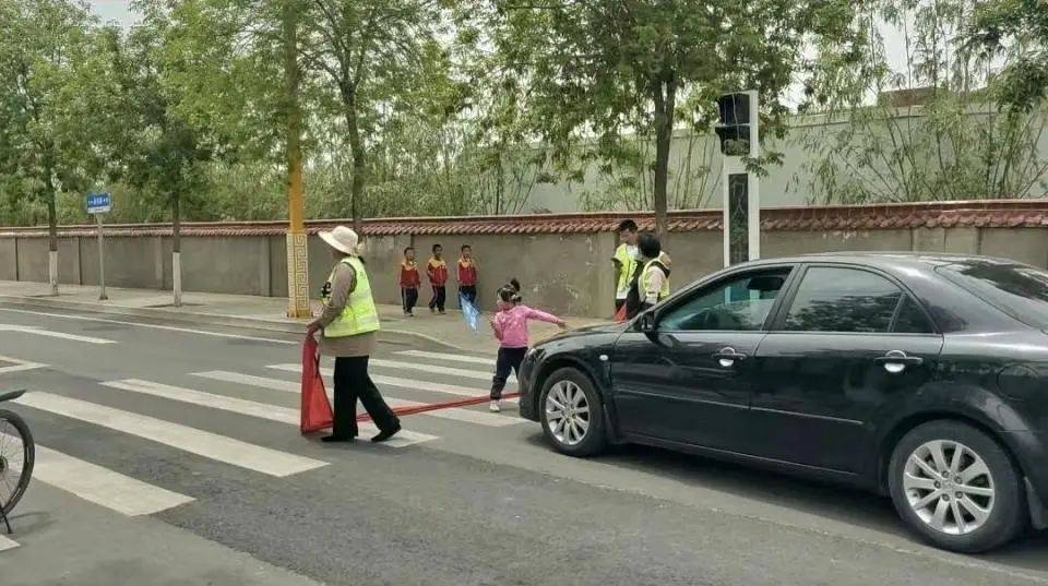 甘肃一学校让幼童挡车护学？官方：已约谈学校校长