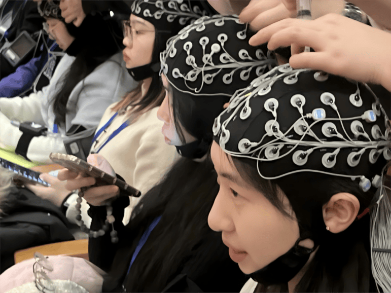 戴“头套”看《咏春》，是什么神秘高科技组织？清华大学回应