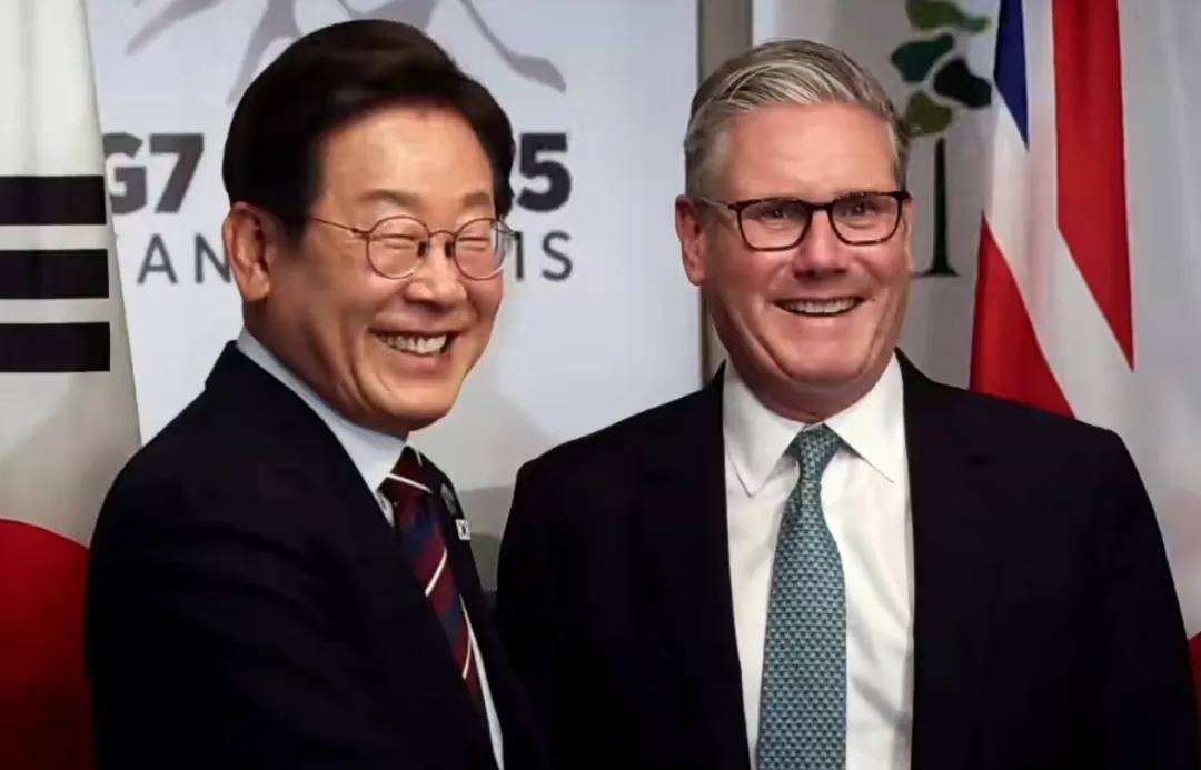 英国首相斯塔默误将翻译当韩国总统李在明，握手后才察觉