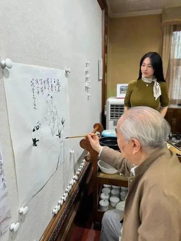 范曾继子发布父亲看展照片，业内称“范曾失联”是家族内斗