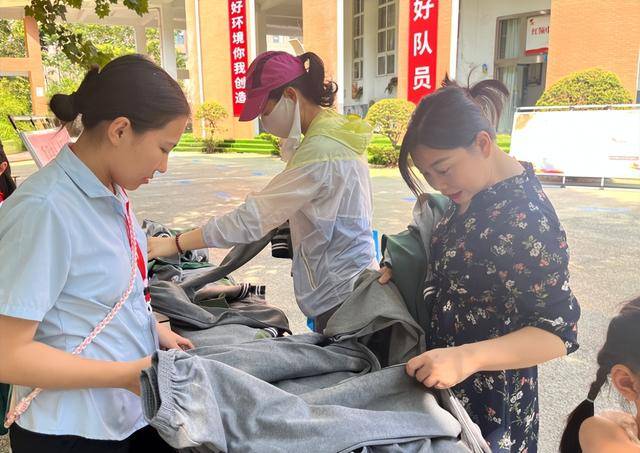 这所学校校服免费领！网友：建议全国推广
