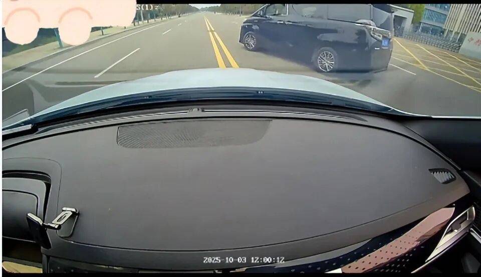 网约车女司机遭丰田别车，男子自称公安局的；临汾交警支队：辖区大队已介入调查