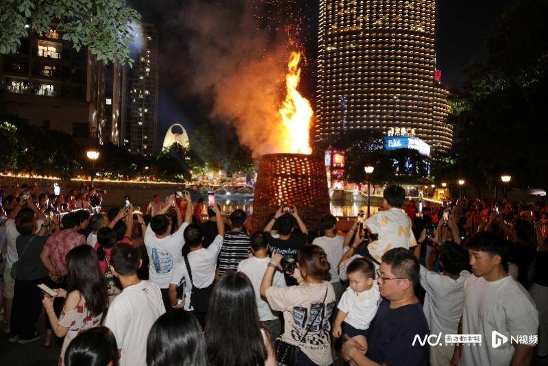 八月十五，广州猎德烧番塔，传统民俗与商业区高楼大厦相辉映