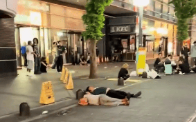 日本一女子钻街头寄存柜睡觉,睡衣玩偶拖鞋装备齐全