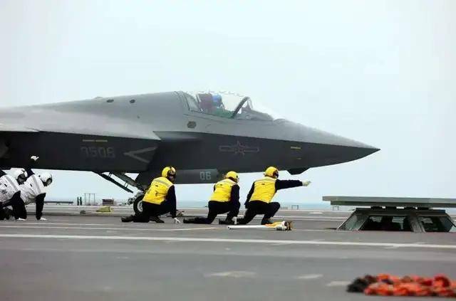 福建舰服役!曾有蒸汽弹射临时改电弹图纸传闻?有哪几点变化?