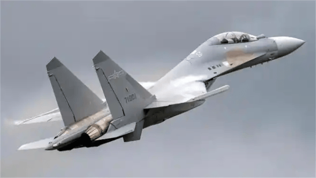 不惜一切守好国门!歼16挂弹升空,火力值拉满,敌机狼狈逃窜