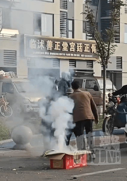 新人结婚放迎亲烟花,两位老人在燃放过程中争抢纸壳 ;目击者:现场火星四溅,老人无视危险