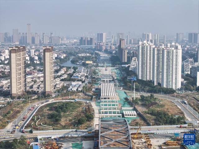 江苏无锡：312国道改扩建工程架梁忙