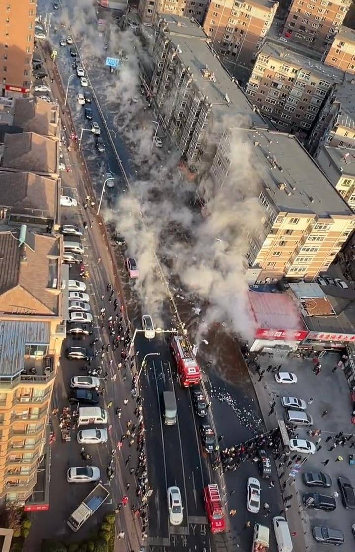 大连一药房门口主供热管道爆裂，有人员烫伤被抬上救护车，供热公司：水温约65℃，正紧急抢修
