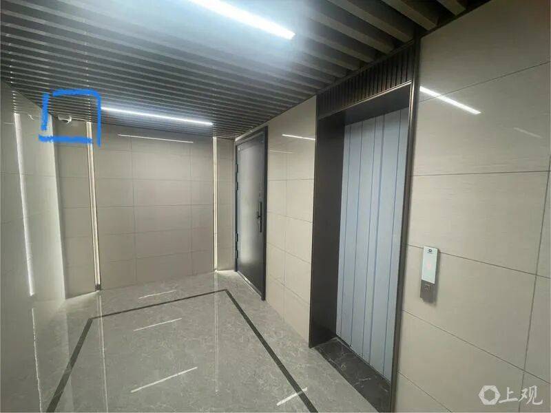 “我的隐私彻底没了”!上海有小区业主公共区域加装“私家监控”,邻居:一家人日常行踪被全程记录