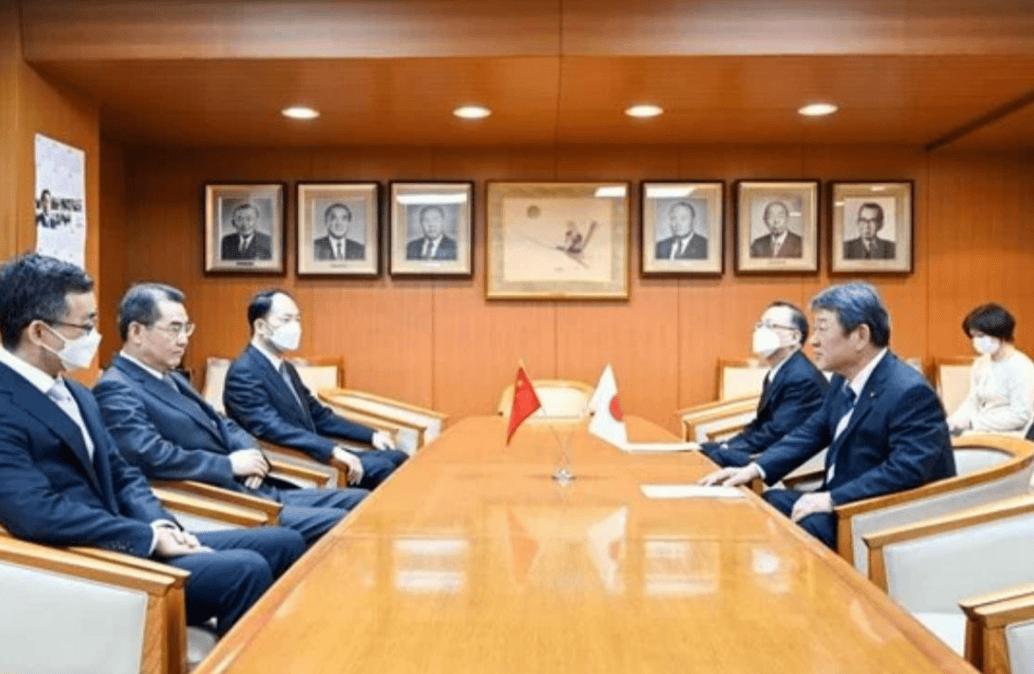 中日战机对峙创下3个首次，日方召见中国大使抗议，中方当场驳斥!