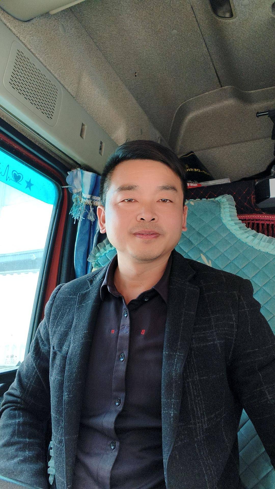 “最幸运卡车司机”半年涨粉40万：在断桥上死里逃生后，希望成为农产品带货主播丨2025未完待续