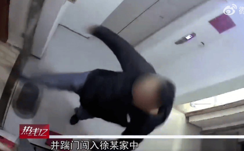 上海一女子用菜刀，将闯入家中打人的邻居砍伤…检方：正当防卫