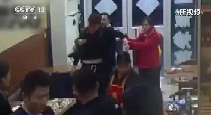 上海一女子用菜刀，将闯入家中打人的邻居砍伤…检方：正当防卫