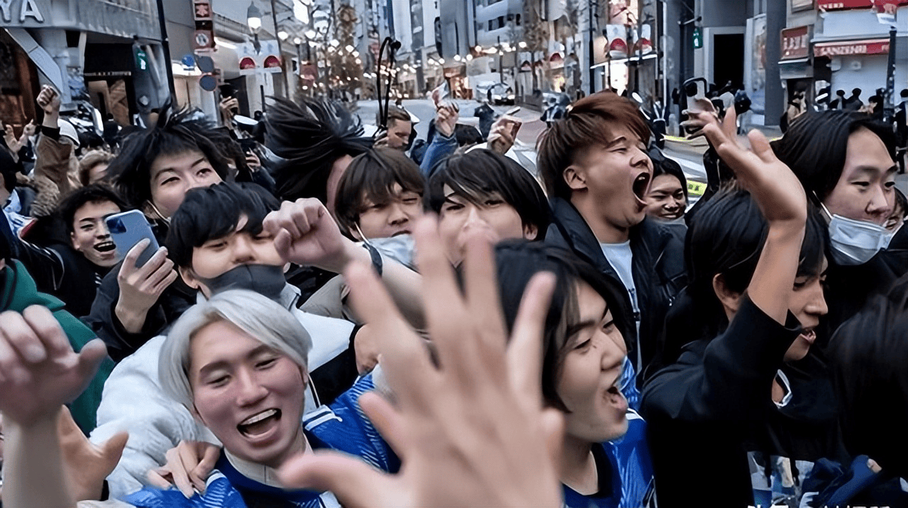 日本政坛风云骤变，民调出现惊天逆转！高市支持率狂飙至92.4%