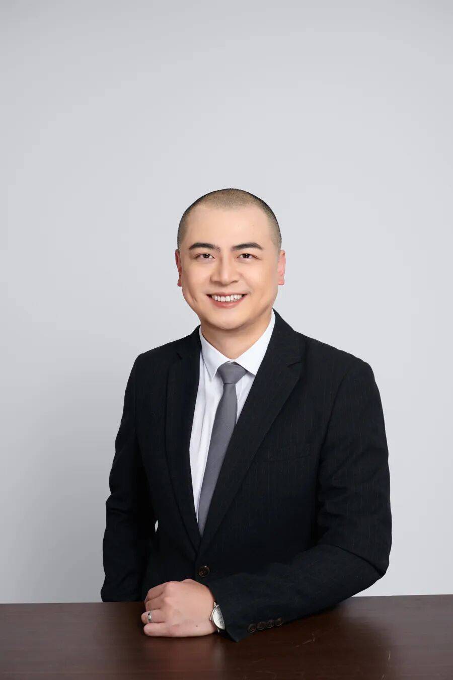 上海一厅局级干部突然辞职,刚40岁出头!离开体制后,他比以前更忙了,全职创业究竟值吗?