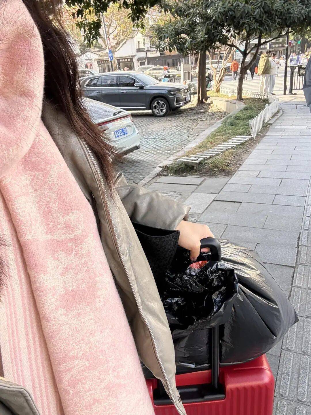 清晨意外掉入西湖，却被一群人“团宠”！22岁广州姑娘直呼：杭州真好！