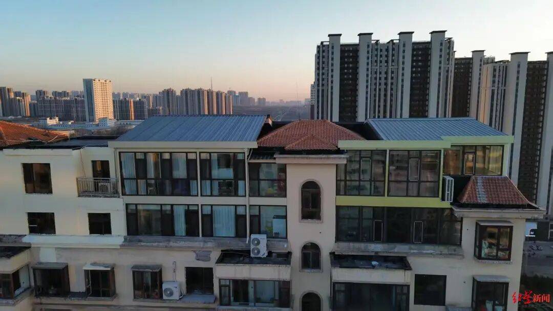 山西一小区被曝多个顶楼住户违规加盖房屋：有的甚至修建成阁楼，致几十户房子墙面裂缝