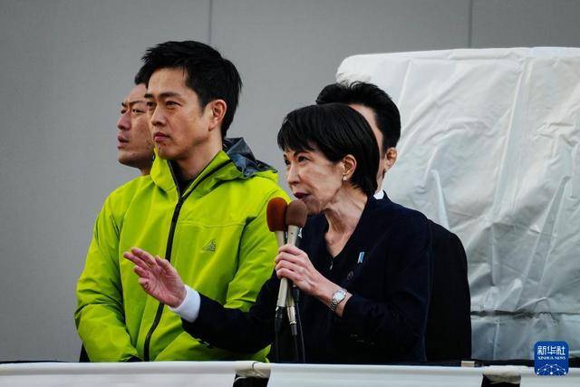 日本民众裹紧大衣，寒风中苦苦等待，就等高市早苗一出现立刻开骂