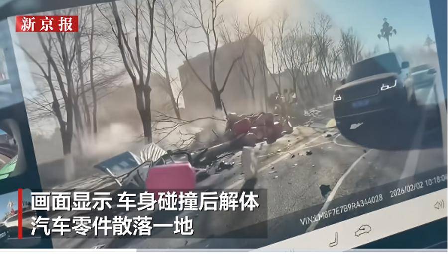 撞击视频曝光！一辆轿车撞上电线杆后解体，零件散落一地！警方通报：司机死亡