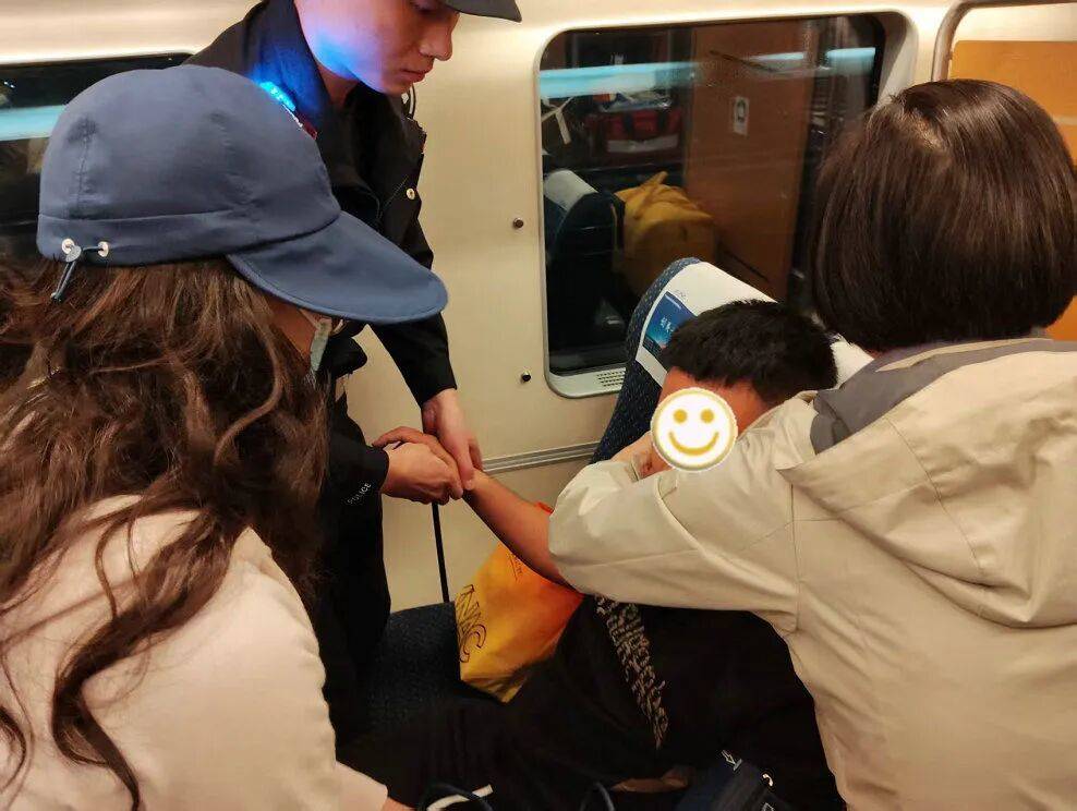 男子吃海鲜后跑着进站赶车，在列车上晕倒休克