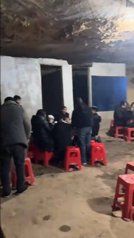 湖南永州一村民在山洞办酒席，网友称有看西游记的感觉