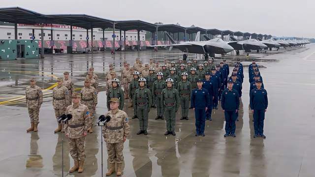 空军拜年视频大变样，歼-7下岗歼20-A排排站，底气藏都藏不住了