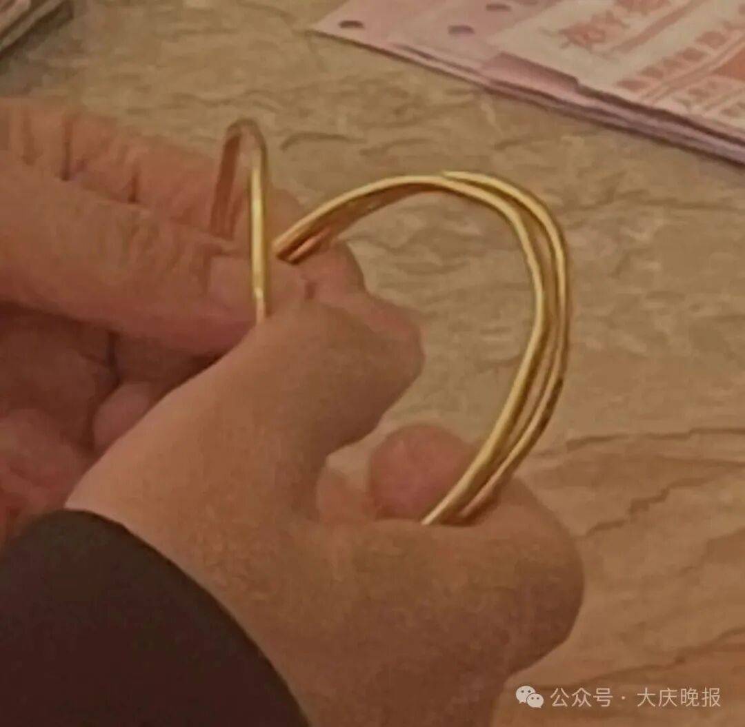 粗心大姐下馆子，“吃丢”3个金镯子，饭店老板苦等5天无人领，结局……