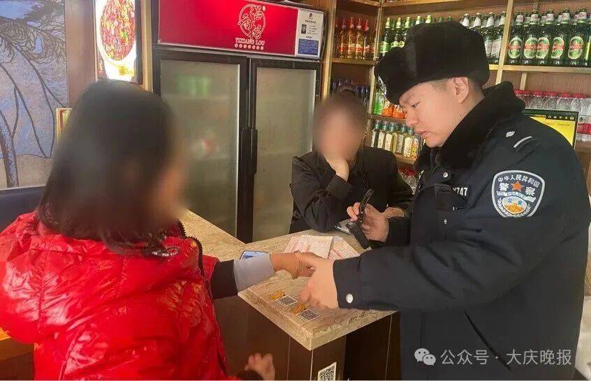 粗心大姐下馆子，“吃丢”3个金镯子，饭店老板苦等5天无人领，结局……