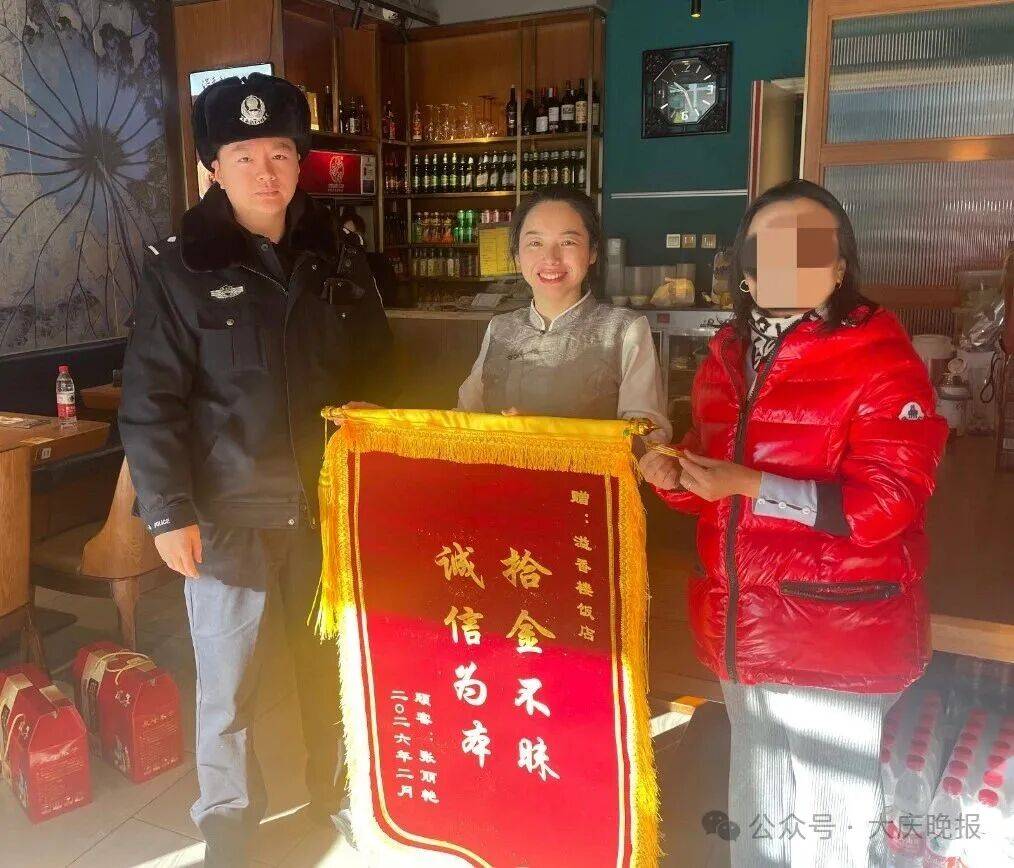 粗心大姐下馆子，“吃丢”3个金镯子，饭店老板苦等5天无人领，结局……