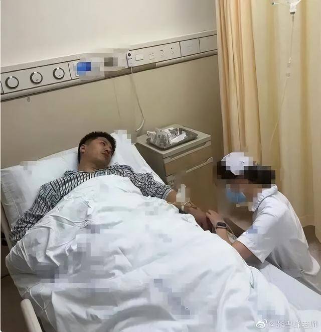 张雪峰被传心脏骤停正在抢救，3年前曾因胸闷心悸住院；其社交平台账号下午仍在更新，今日直播全部中断