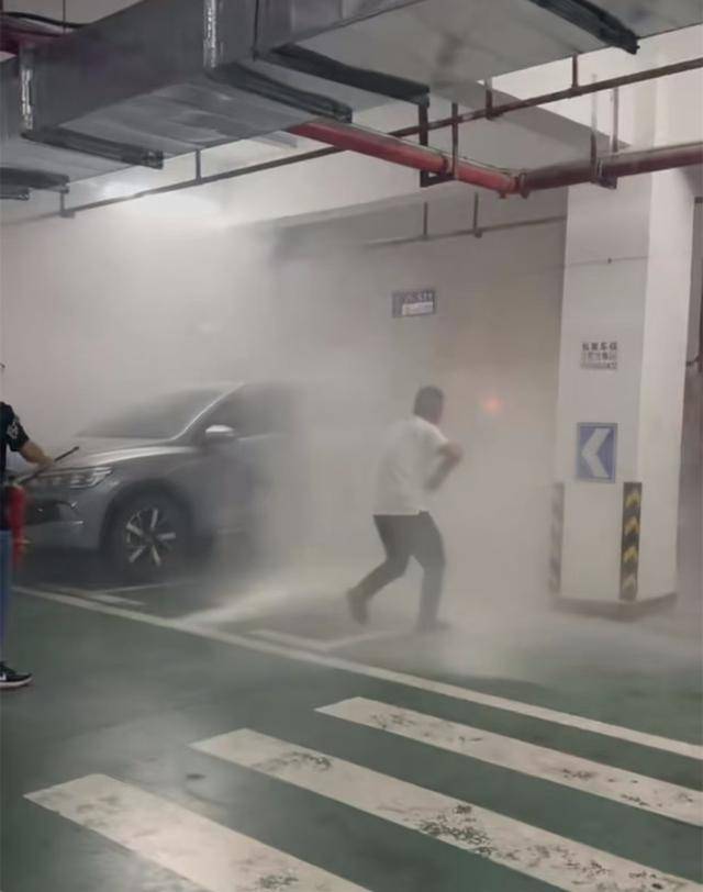 “顺子，你别去！”长沙一女子劝阻丈夫救火未果后发视频表扬：尽管摔一跤却始终冲上去