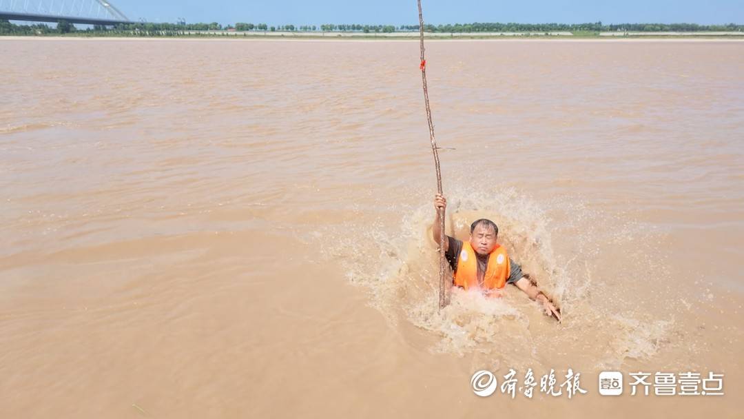 “我撵走的都是活的！”一个山东农民15年的黄河“阻泳”路