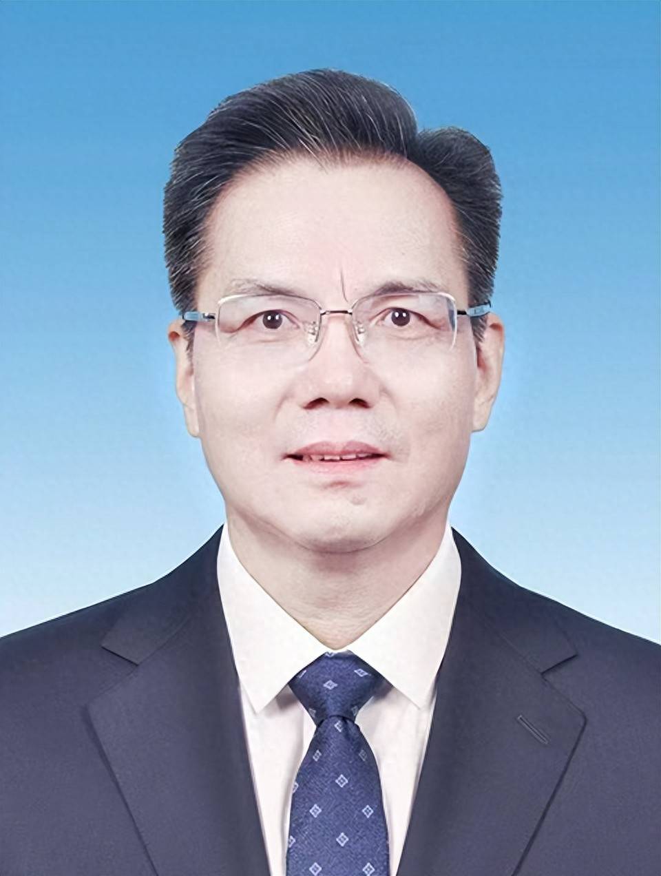 伍斌辞去厦门市市长职务；曾任尤溪县委书记、南平市副市长、福建省应急管理厅厅长等职