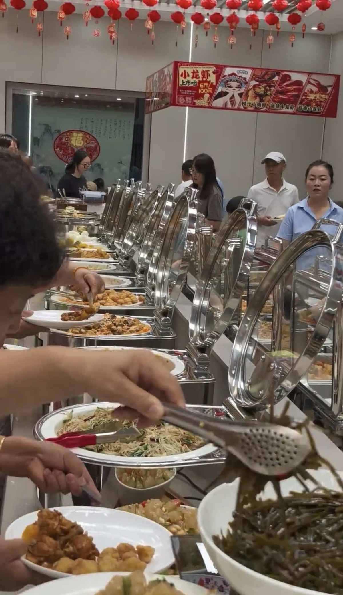 河北一地全城公交免费，游客去县政府招待所能吃到15元丰盛自助餐，工作人员：最多一天接待五六百人