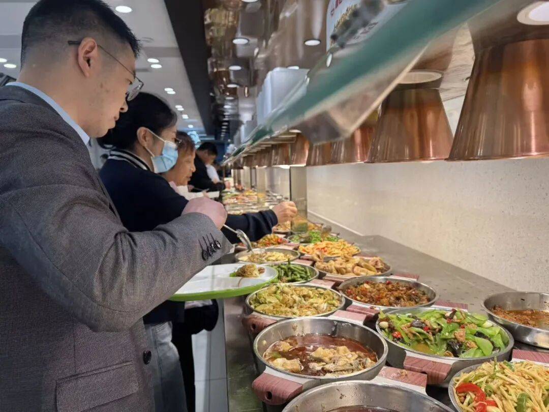 “月薪2万元，已经吃不起称重快餐了”？“称重快餐避雷帖”频频出现，记者实探成都门店情况：并不是完全吻合