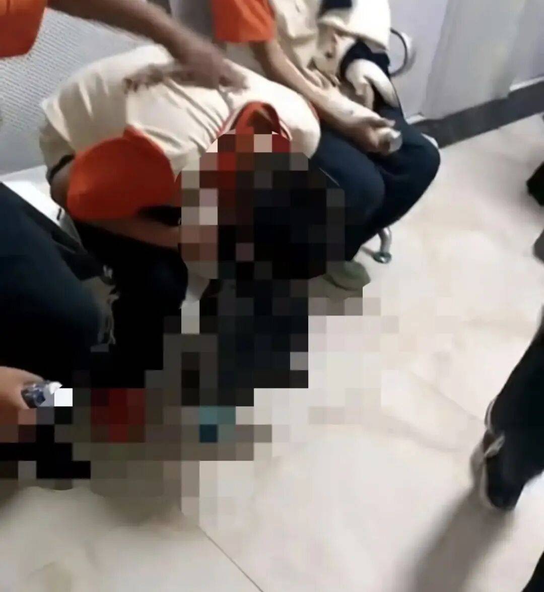 辽宁葫芦岛东戴河一学校多名学生出现呕吐症状，家长怀疑食物中毒，当地教育局、卫生局：高度重视，已第一时间介入