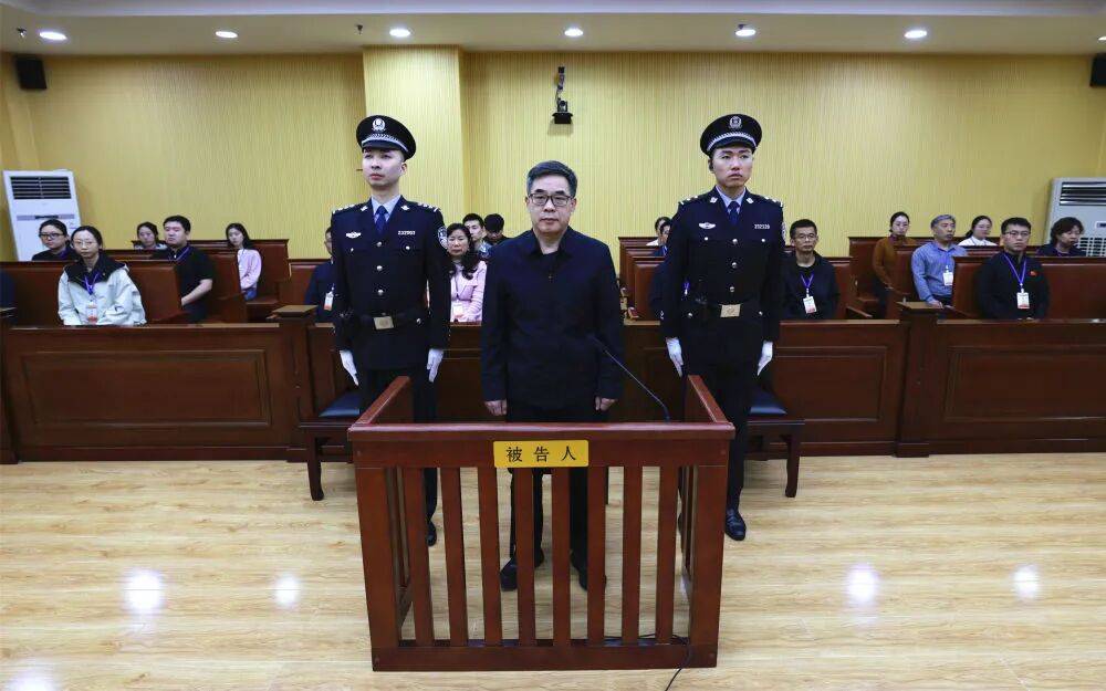 辞职不到1个月，深圳原市长覃伟中落马；受贿1.48亿，宋朝华被判死缓！