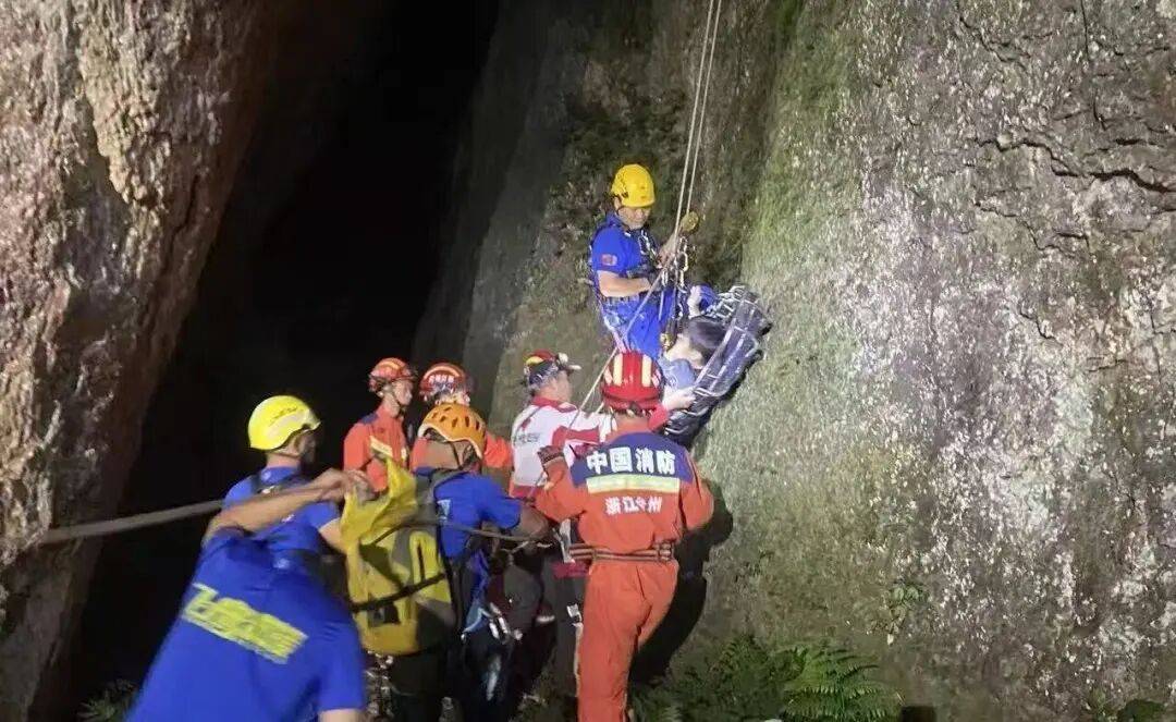 浙江台州一男子为捡失控无人机，从百米高悬崖失足坠落，掉在70米高处树枝上昏迷，朋友一通电话将其唤醒