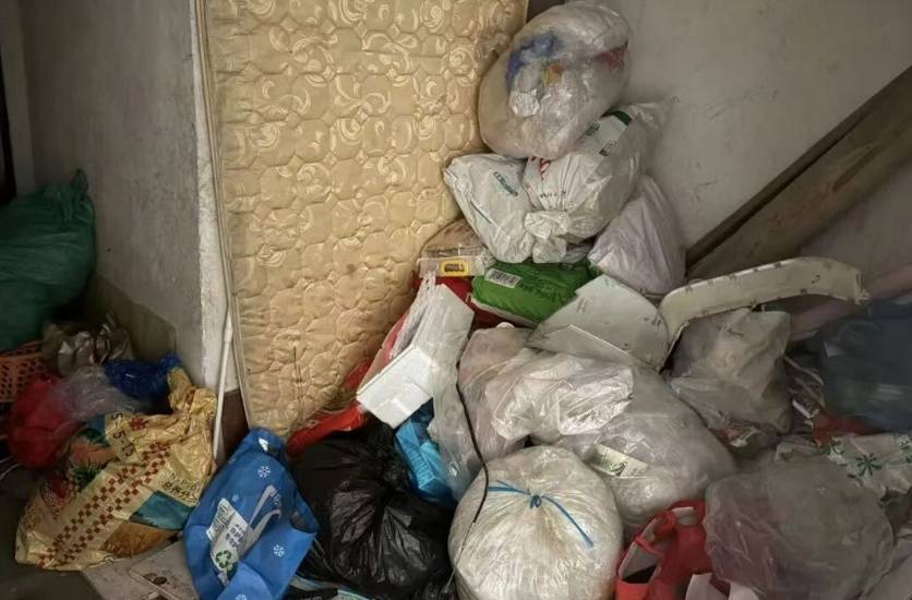 江西男子“举报”母亲大量囤积废品，致父母肺部感染住院，消防上门清理出两卡车废品