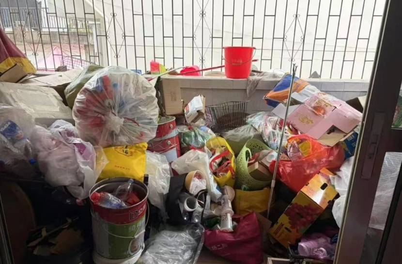 江西男子“举报”母亲大量囤积废品，致父母肺部感染住院，消防上门清理出两卡车废品